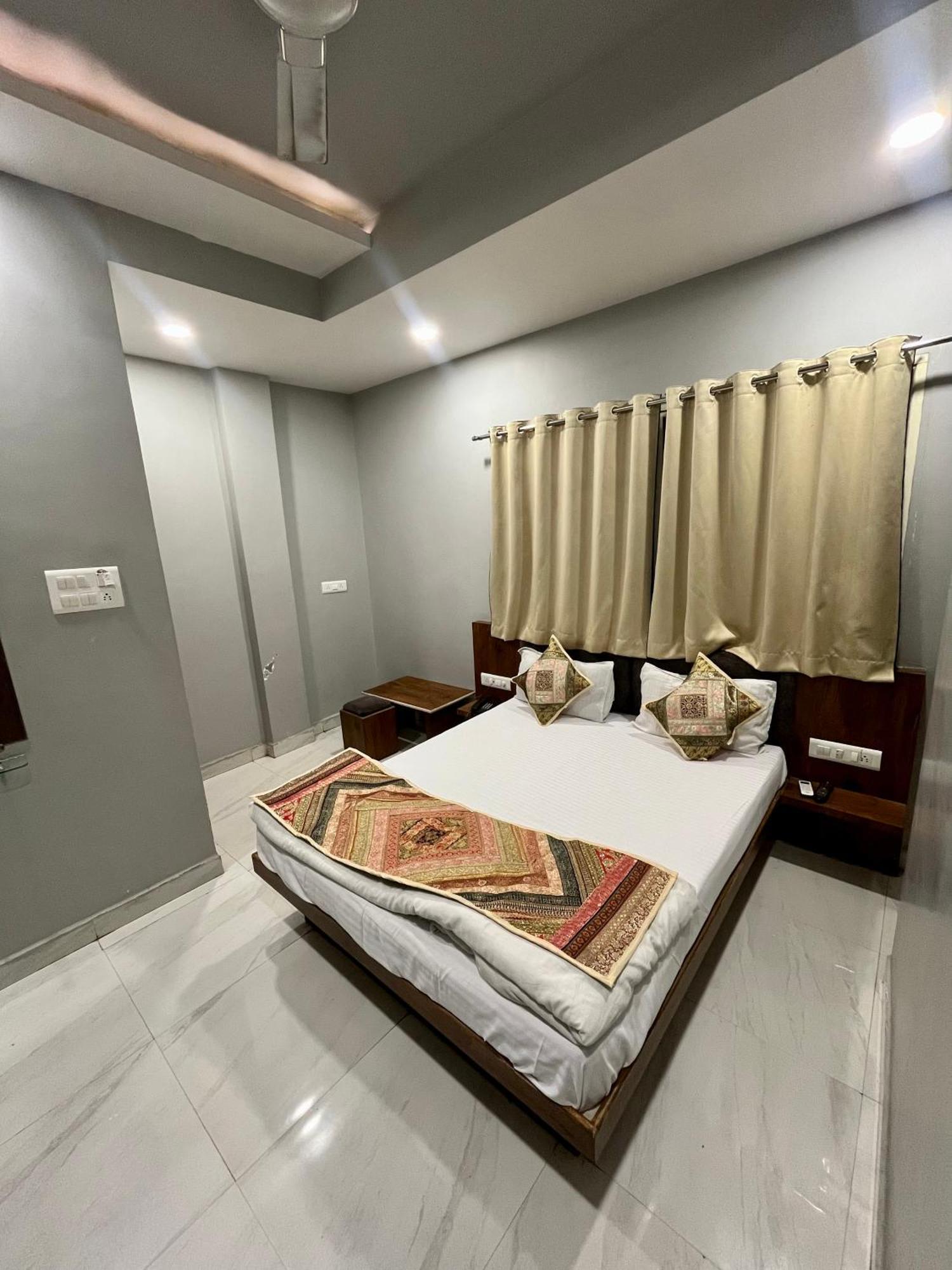 Hotel Shankar Ujjain Extérieur photo